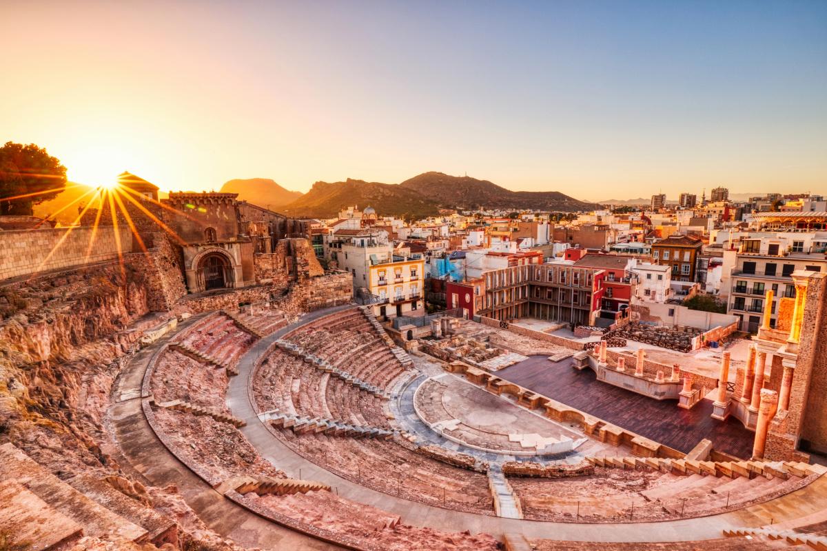 5 атмосферних міст Середземномор'я, де влітку можна відпочити без натовпів туристів