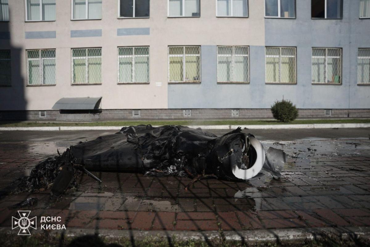 В Деснянском районе столицы зафиксировано падение обломков на территории школы / фото ГСЧС