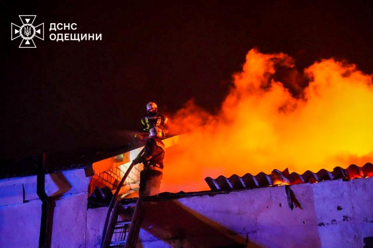 Росія продовжує атакувати Україну / фото ДСНС Росія продовжує атакувати Україну / фото ДСНС