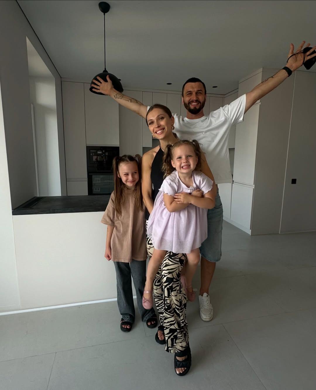 Олена Світлицька з ексчоловіком та доньками / скріншот Instagram Олена Світлицька з ексчоловіком та доньками / скріншот Instagram