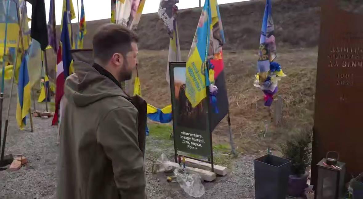 Зеленский прибыл с визитом в Донецкую область (видео) Зеленский прибыл с визитом в Донецкую область (видео)