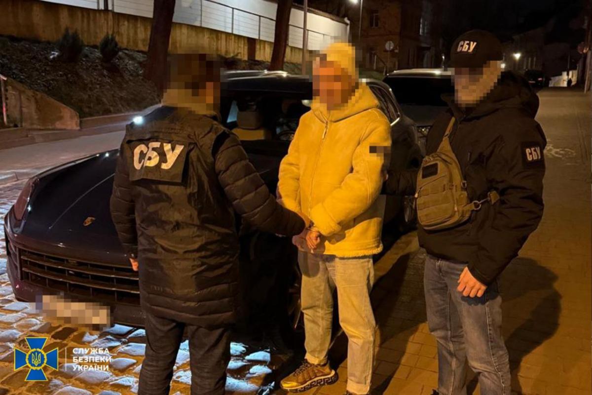 Мошенники хотели возить неизлечимо больных на авто премиум класса / фото СБУ Мошенники хотели возить неизлечимо больных на авто премиум класса / фото СБУ