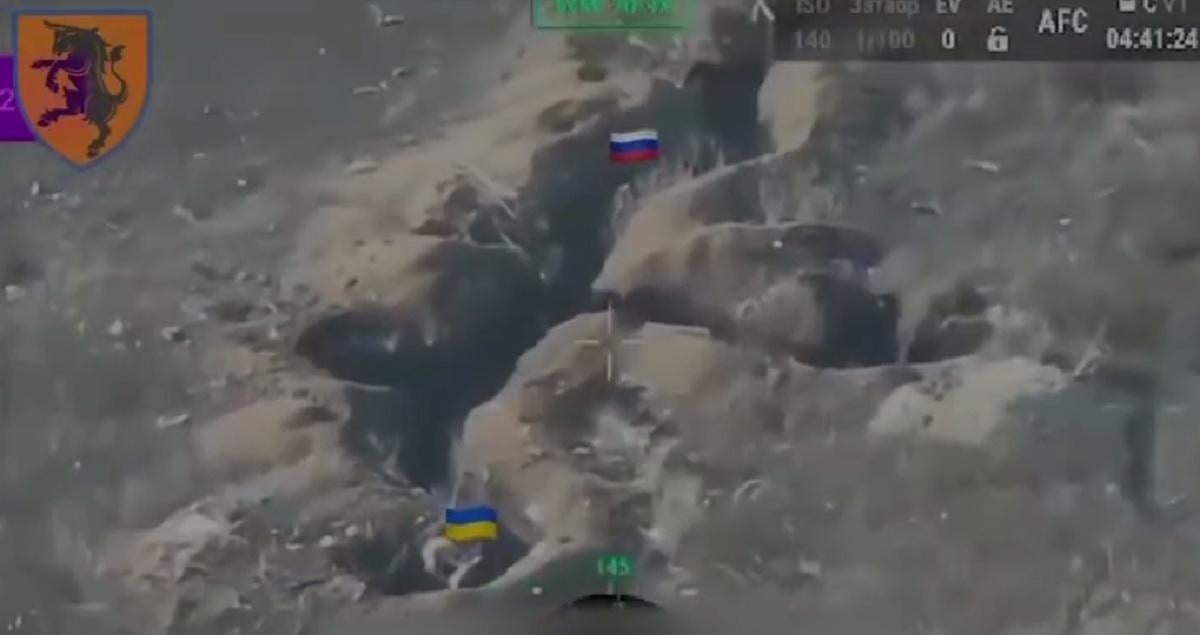 Украинский военный нейтрализовал оккупанта каской / скриншот Украинский военный нейтрализовал оккупанта каской / скриншот