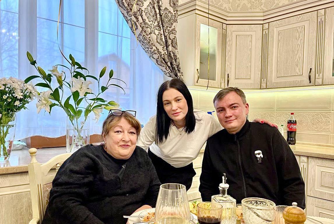 Анастасия Приходько с братом и мамой / скриншот Facebook Анастасия Приходько с братом и мамой / скриншот Facebook