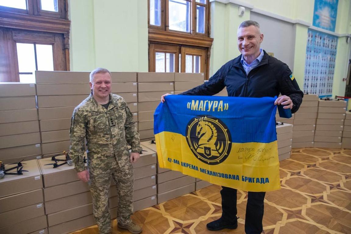 Кличко передал партию беспилотников от столичной общины бойцам 47 бригады "Магура" / фото - телеграмм-канал Виталия Кличко Кличко передал партию беспилотников от столичной общины бойцам 47 бригады "Магура" / фото - телеграмм-канал Виталия Кличко