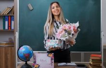 Такой подарок запомнится надолго: вот что можно купить учителю на 8 марта