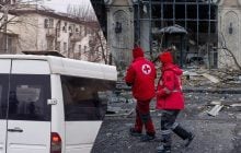 В Херсоні окупанти скинули вибухівку на маршрутку: є загиблий та поранені