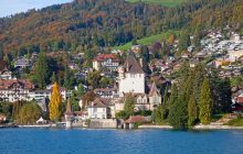 У приголомшливому європейському місті на березі озера є "казковий" замок: чим воно може зачарувати туристів