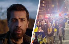 Лідер гурту з РФ "Ногу свело!" з українським прапором підтримав Україну на мітингу у США