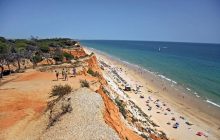 Красные скалы и бирюзовые воды: назван один из лучших пляжей Европы, который следует посетить
