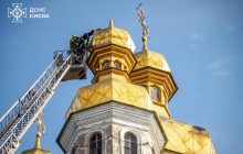 Плохой знак: в Киево-Печерской лавре на одном из храмов завалился крест (фото)