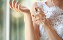 На тело и одежду пшикать не нужно: вот куда наносить духи, чтобы пахнуть дольше