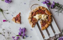 Идеальное весеннее блюдо: опытный кулинар поделилась вкусным рецептом пирога с ревенем