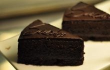 Легко та швидко: відомий кулінар поділилася смачним рецептом шоколадного торта "Захер"