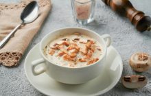 Суп із плавленими сирками обожнюють навіть діти: готую, коли в холодильнику порожньо