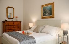 Забирають простір та спокій: експерти назвали 6 речей, які не варто зберігати у спальні