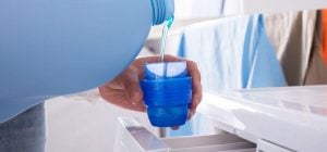 Избавиться от неприятного запаха белья после стирки поможет один компонент в порошке