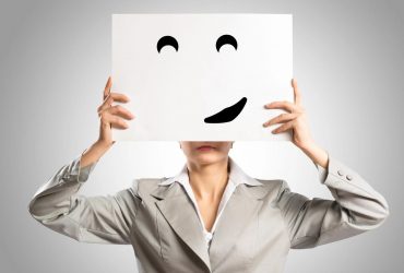 Как понять, что человек притворяется хорошим: 7 тревожных звоночков