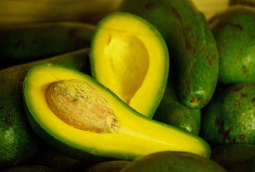 Что сделать, чтобы авокадо стало мягким: эксперт назвал секретный метод
