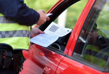 Без этих двух предметов в машине водителям грозит штраф: о чем идет речь