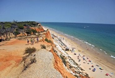 Красные скалы и бирюзовые воды: назван один из лучших пляжей Европы, который следует посетить