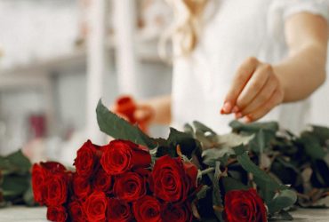 Вот что добавить в воду для роз: букет простоит 2 недели