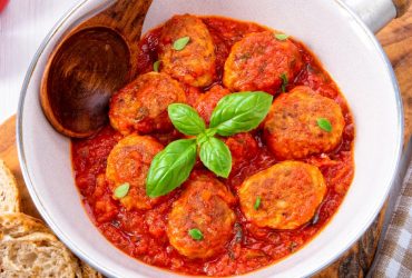 Таких соковитих ви ще не куштували: апетитні котлети в томатній підливці