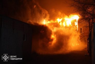 Росіяни масовано атакували Одесу дронами: місто накрило густим димом (відео)
