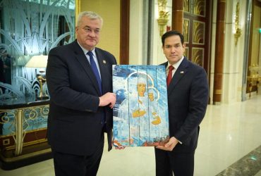 Сибига подарил госсекретарю США икону, которая сделана на ящике из-под патронов (фото)