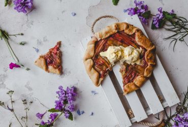 Идеальное весеннее блюдо: опытный кулинар поделилась вкусным рецептом пирога с ревенем