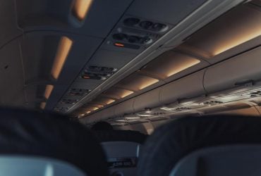 Чому в літаку применшують світло перед зльотом і посадкою: просте пояснення