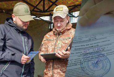 В ТЦК рассказали, кто имеет право вручать повестки украинцам