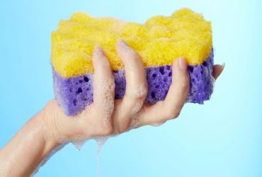 Прихована загроза у ванній: лікар розповів, як часто потрібно міняти мочалку