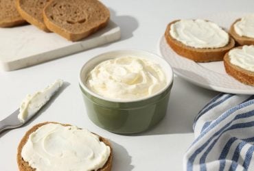 Ніжний і без зайвих добавок: як приготувати домашній вершковий сир