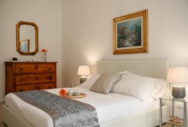 Забирают простор и спокойствие: эксперты назвали 6 вещей, которые не стоит хранить в спальне