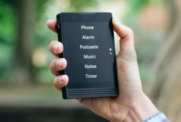 Вийшов Light Phone III: антисмартфон без соцмереж, браузера, але з OLED-екраном