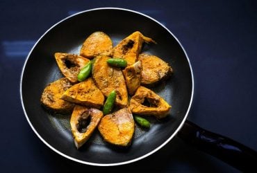 Какую рыбу нельзя есть вместе со шкуркой: эксперт назвал виды и предупредил о последствиях