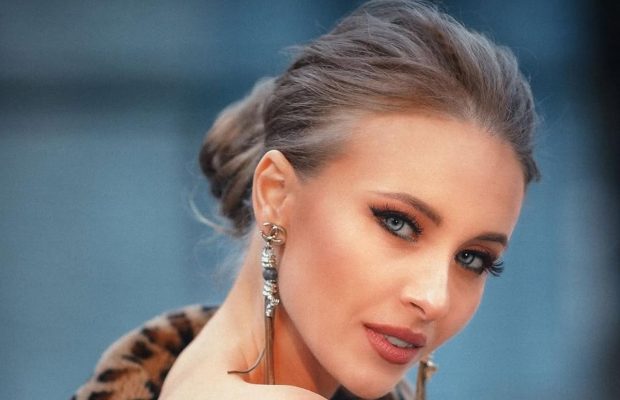 Зірка "Кріпосної" розповіла, ким працює її загадковий чоловік, від якого народила доньку