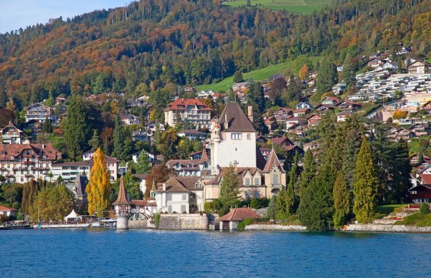 У приголомшливому європейському місті на березі озера є "казковий" замок: чим воно може зачарувати туристів