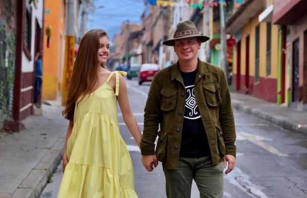 Дружина Дмитра Комарова на тлі розлучення з ведучим показалася без обручки (фото)