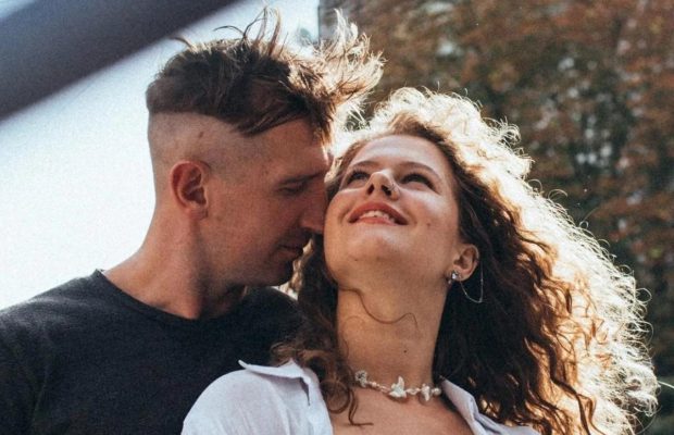 Зірка "Кріпосної" хоче поповнити лави ЗСУ: її чоловік-військовий прокоментував