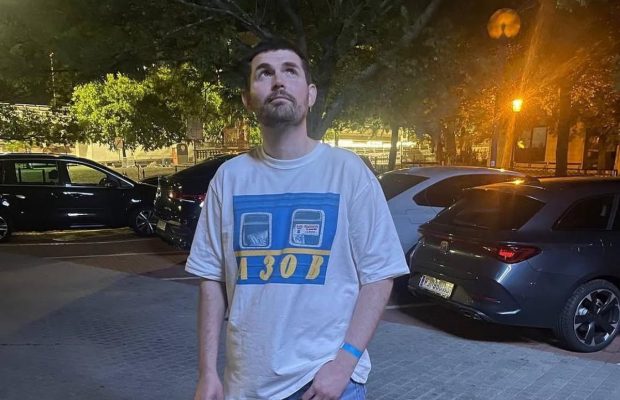 У Москві підпалили двері квартири російську репера через футболку з надписом "Азов"