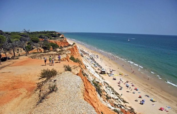 Червоні скелі та бірюзові води: названо один з найкращих пляжів Європи, який слід відвідати