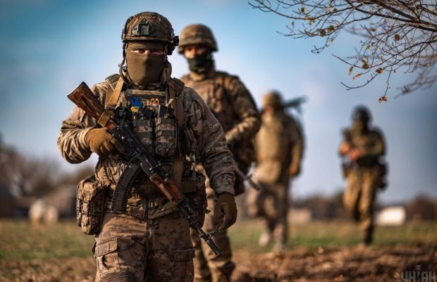 З Днем українського добровольця: побажання та листівки захисникам