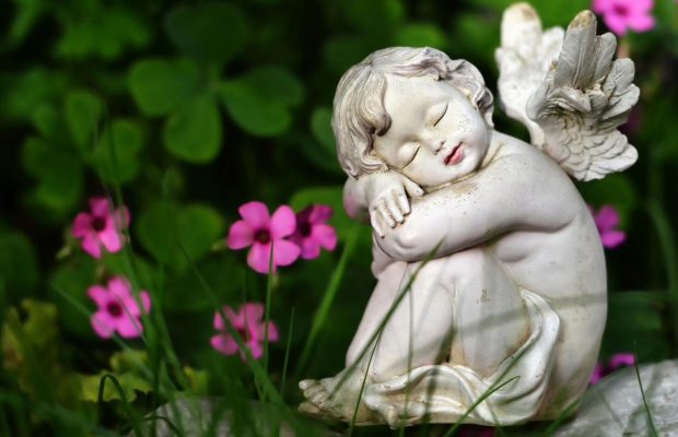 Кто сегодня отмечает День ангела: значения имен и теплые поздравления