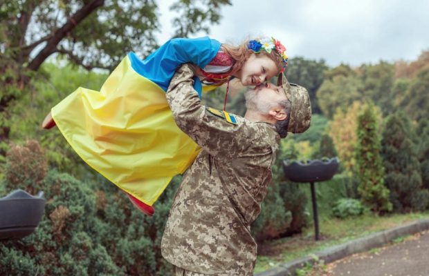 Какой выбрать подарок папе на День отца: варианты на любой кошелек