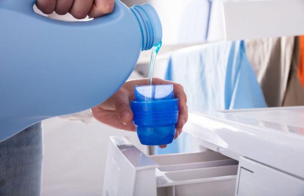 Позбутися неприємного запаху білизни після прання допоможе один компонент у порошку