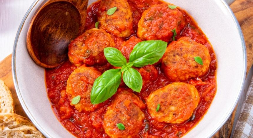 Таких сочных вы ещё не пробовали: аппетитные котлеты в томатной подливке