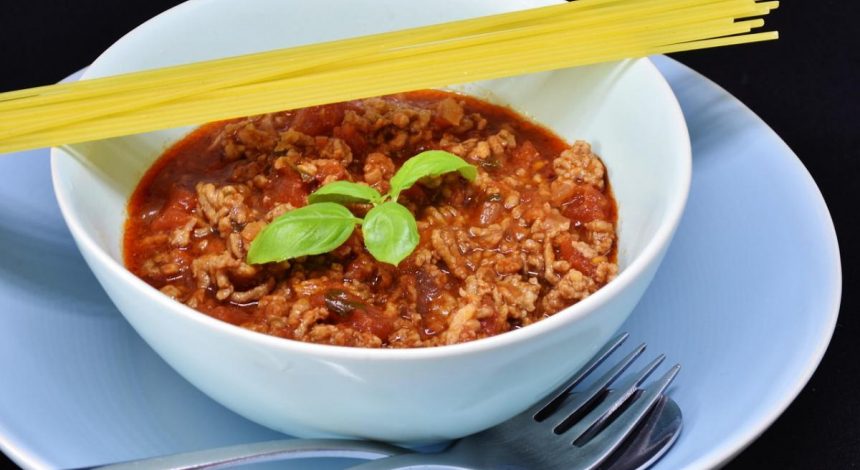 Восхитительный мясной соус к любому гарниру: накормите даже большую семью