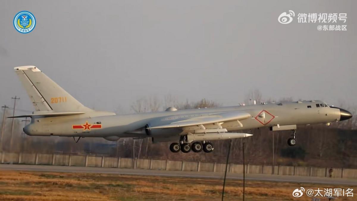 Літаки несуть дві ракети KD-21 / фото @Taihu Army Літаки несуть дві ракети KD-21 / фото @Taihu Army